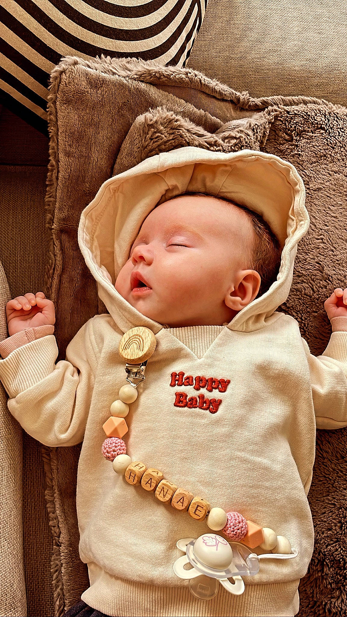 Hanaë a rejoint le concours — aidez-le/la à gagner de superbes lots ! baby, baby_products, baby_sleeping, baby_toddler_clothing, cheek, child, comfort, fur, happy, head, lip, nose, outerwear, peach, person, sitting, skin, sleeve, textile, toddler