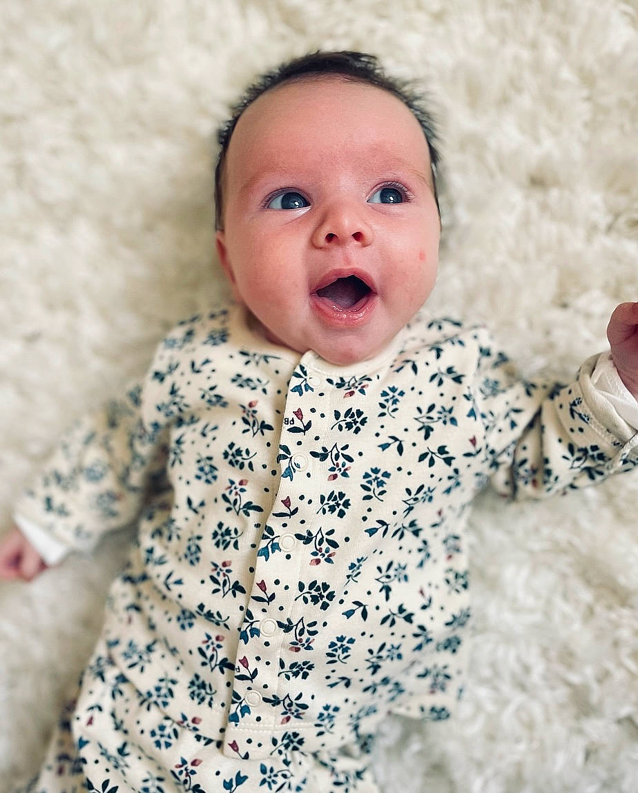Hanaë a rejoint le concours — aidez-le/la à gagner de superbes lots ! baby, baby_toddler_clothing, cheek, clothing, collar, comfort, eye, face, facial_expression, happy, iris, lip, neck, nose, outerwear, pattern, person, skin, sleeve, smile