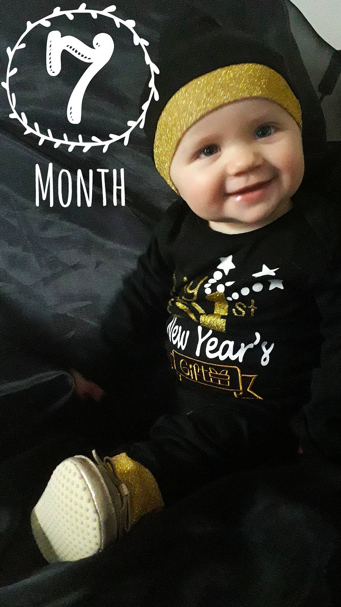 Joséphine participe au concours pour gagner de l'argent avec cette photo : baby, baby_laughing, baby_toddler_clothing, beanie, bonnet, child, cool, costume_accessory, facial_expression, glove, headwear, joy, knit_cap, person, sleeve, toddler