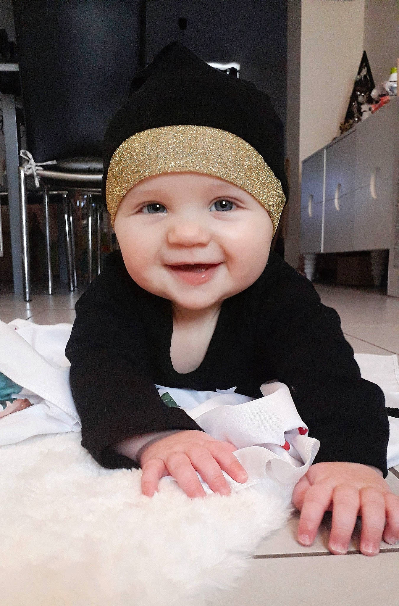 Joséphine participe au concours pour gagner de l'argent avec cette photo : baby, baby_laughing, baby_toddler_clothing, bonnet, cabinetry, child, cool, costume_accessory, facial_expression, finger, headgear, headwear, laugh, nose, person, portrait, portrait_photography, toddler