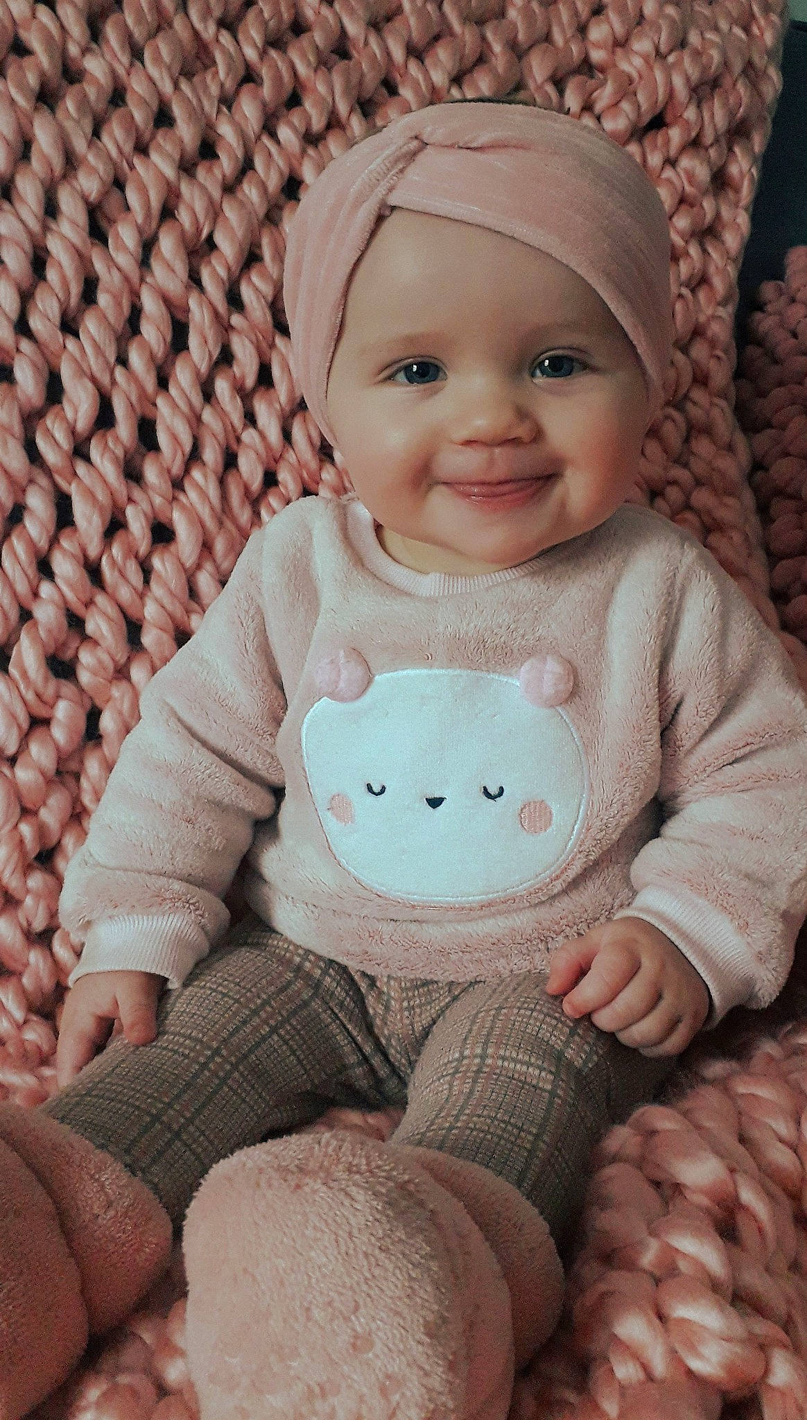 Joséphine participe au concours pour gagner de l'argent avec cette photo : baby, baby_products, baby_toddler_clothing, bonnet, cheek, child, eye, facial_expression, happy, headwear, joy, knitting, laugh, mouth, organ, person, sitting, skin, sleeve, sock