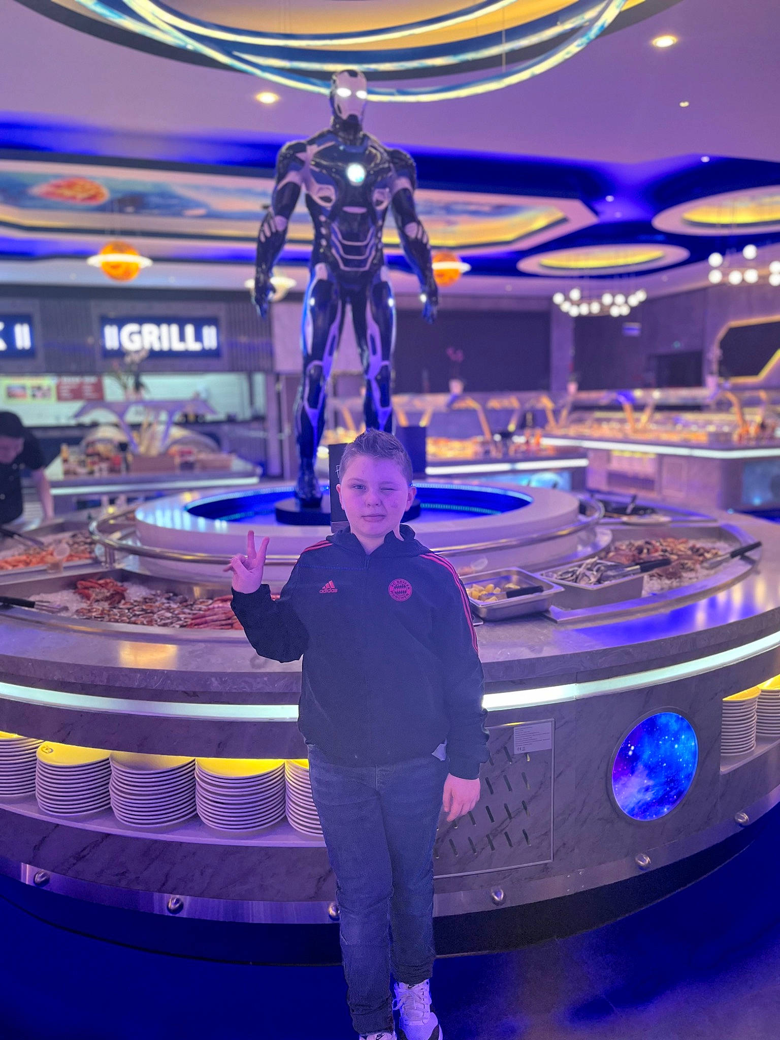 Ethan a rejoint le concours — aidez-le/la à gagner de superbes lots ! automotive_design, blue, electric_blue, electricity, engineering, entertainment, event, fun, hat, leisure, light, luxury_vehicle, machine, magenta, person, purple, recreation, smile, t_shirt, technology