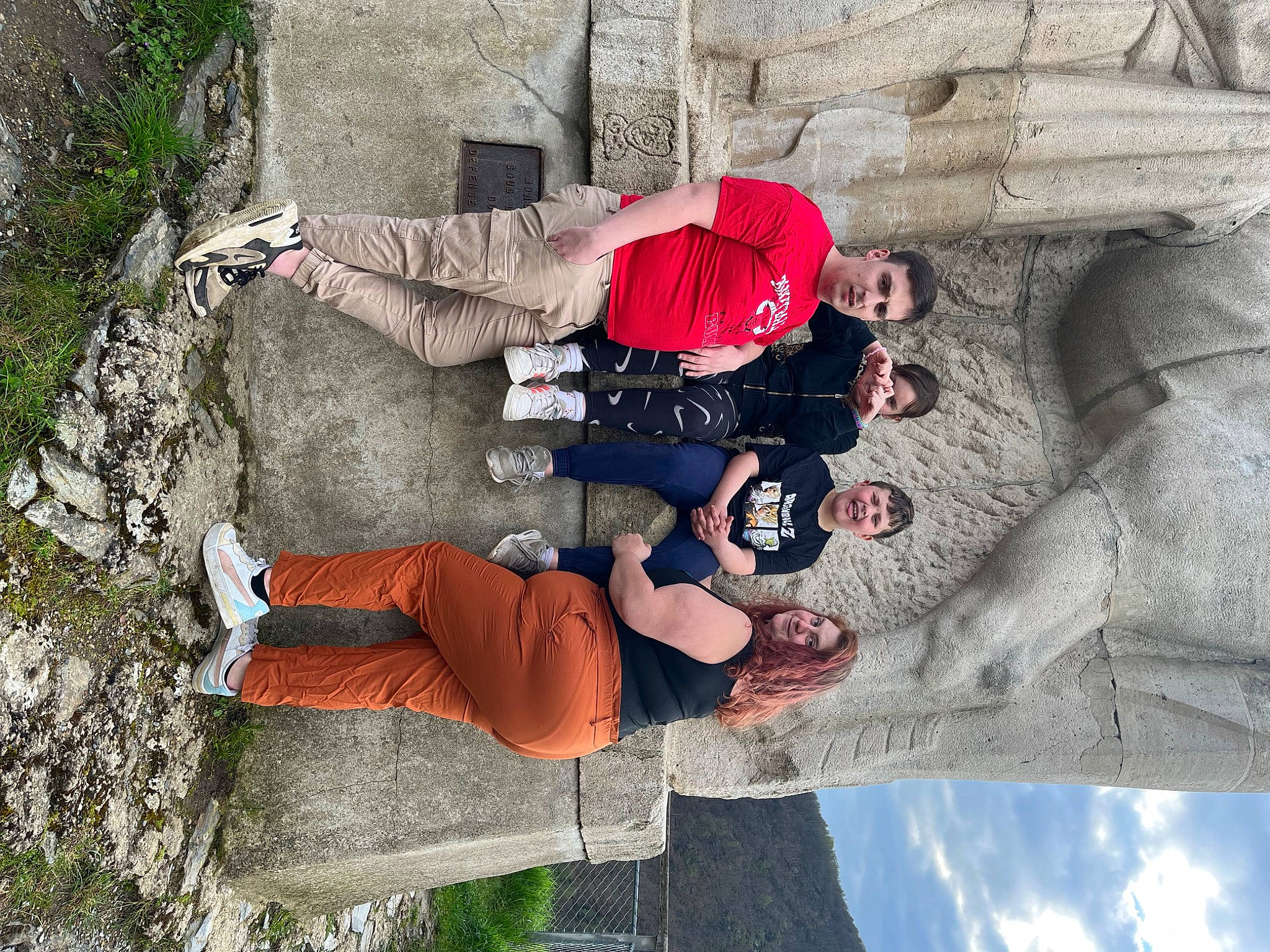 Ethan a rejoint le concours — aidez-le/la à gagner de superbes lots ! adventure, cloud, concrete, fun, joy, leisure, outdoor_shoe, person, recreation, rock, sky, travel, tree, walking_shoe, world