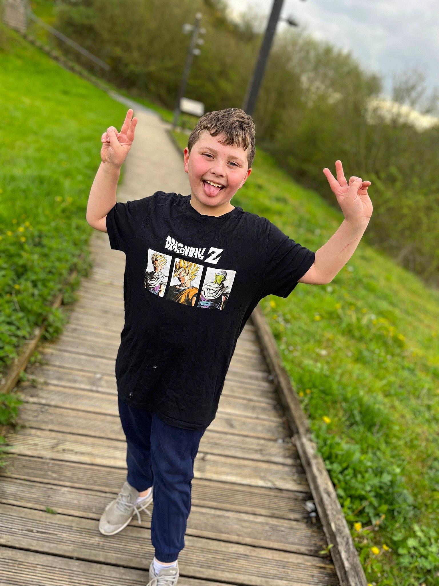 Ethan participe au concours pour gagner de l'argent avec cette photo : cool, flash_photography, fun, gesture, grass, grassland, happy, joy, landscape, leisure, people_in_nature, person, plant, recreation, road, shoulder, sleeve, smile, sportswear, standing