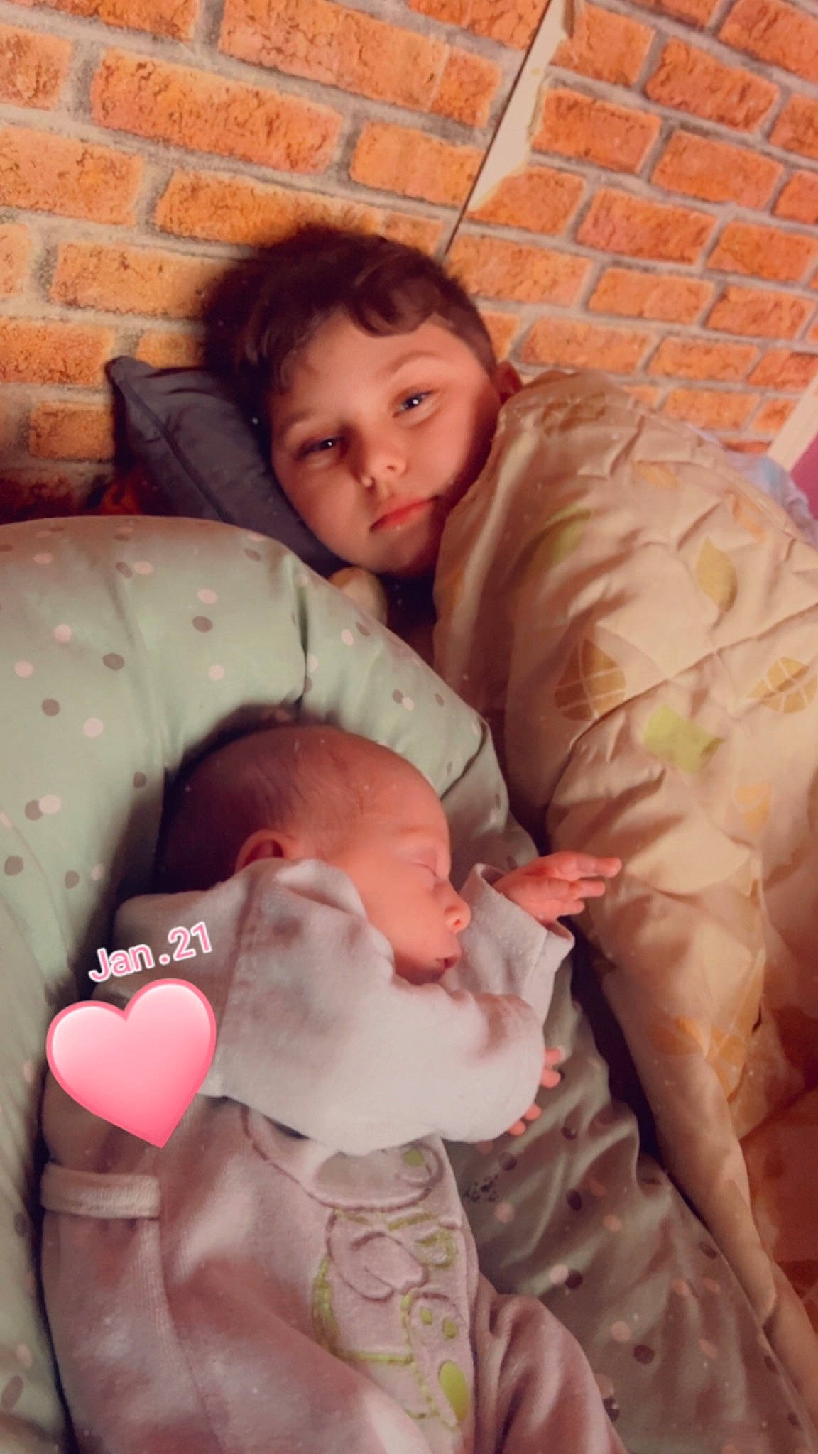 Ethan a rejoint le concours — aidez-le/la à gagner de superbes lots ! abdomen, baby, brick, cheek, child, comfort, eye, face, facial_expression, head, human_body, mammal, mouth, organ, person, pink, skin, stomach, textile, toddler