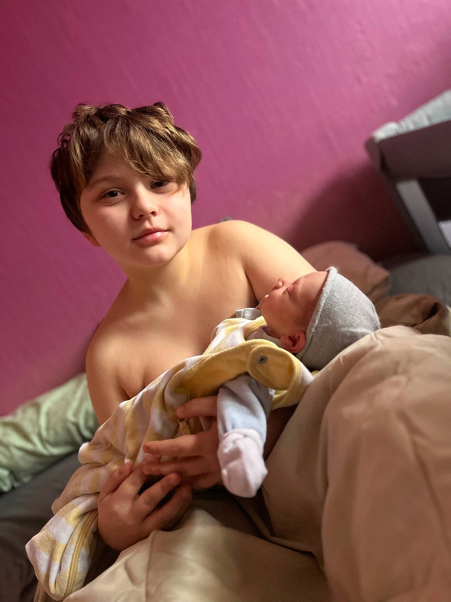 Esmée participe au concours pour gagner de l'argent avec cette photo : abdomen, barechested, chest, comfort, elbow, eye, eyelash, flash_photography, fun, gesture, hand, happy, human_body, human_leg, neck, person, shoulder, sitting, thigh, toddler