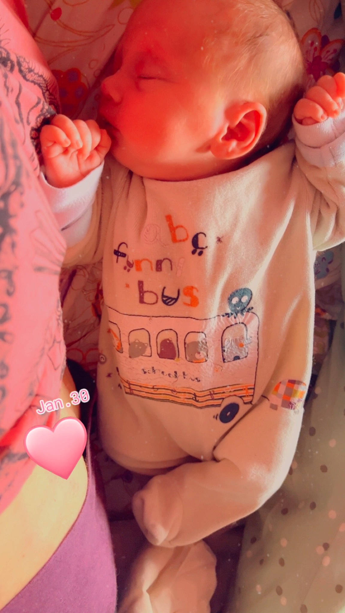 Esmée participe au concours pour gagner de l'argent avec cette photo : arm, cheek, chin, eyebrow, face, facial_expression, hand, head, human_body, joint, lip, mouth, muscle, neck, nose, orange, organ, person, skin, stomach