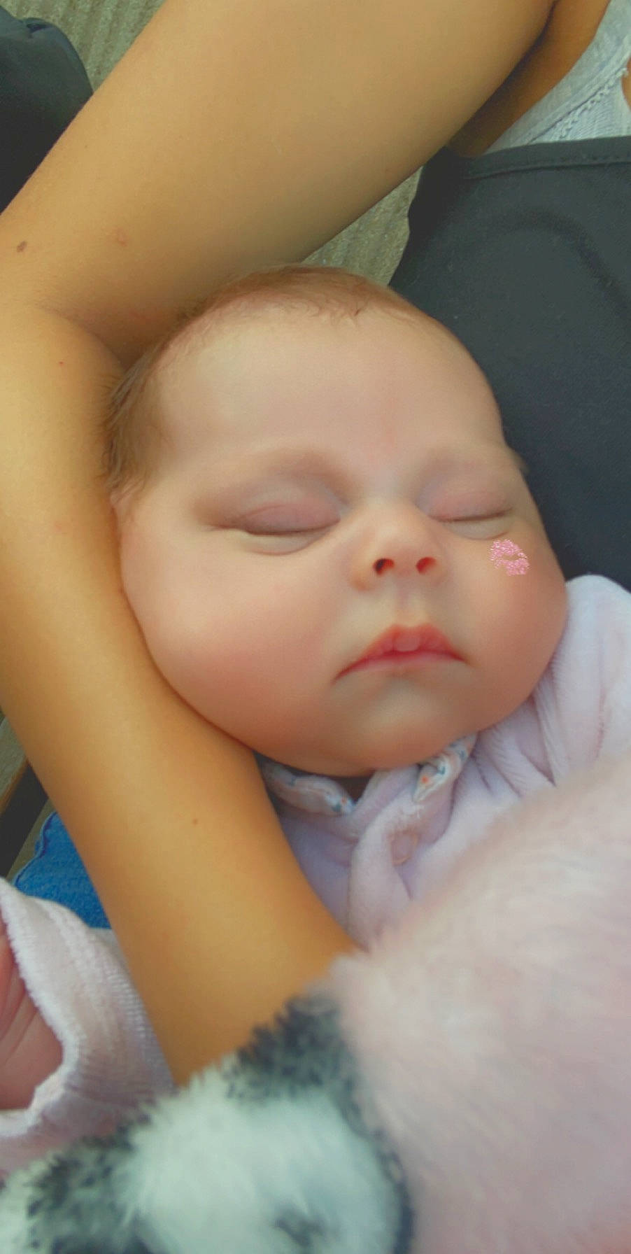 Léana participe au concours pour gagner de l'argent avec cette photo : baby, bedtime, cheek, child, chin, ear, eye, eyebrow, face, forehead, hand, head, lip, mouth, muscle, nose, person, skin, sleep, toddler