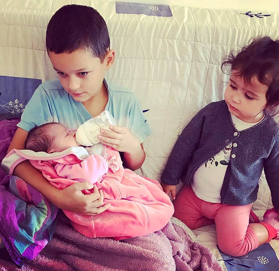 Naëlys a rejoint le concours — aidez-le/la à gagner de superbes lots ! arm, baby, child, cool, electronic_device, face, hand, happy, head, human, leg, love, people, person, pink, play, sitting, skin, t_shirt, technology