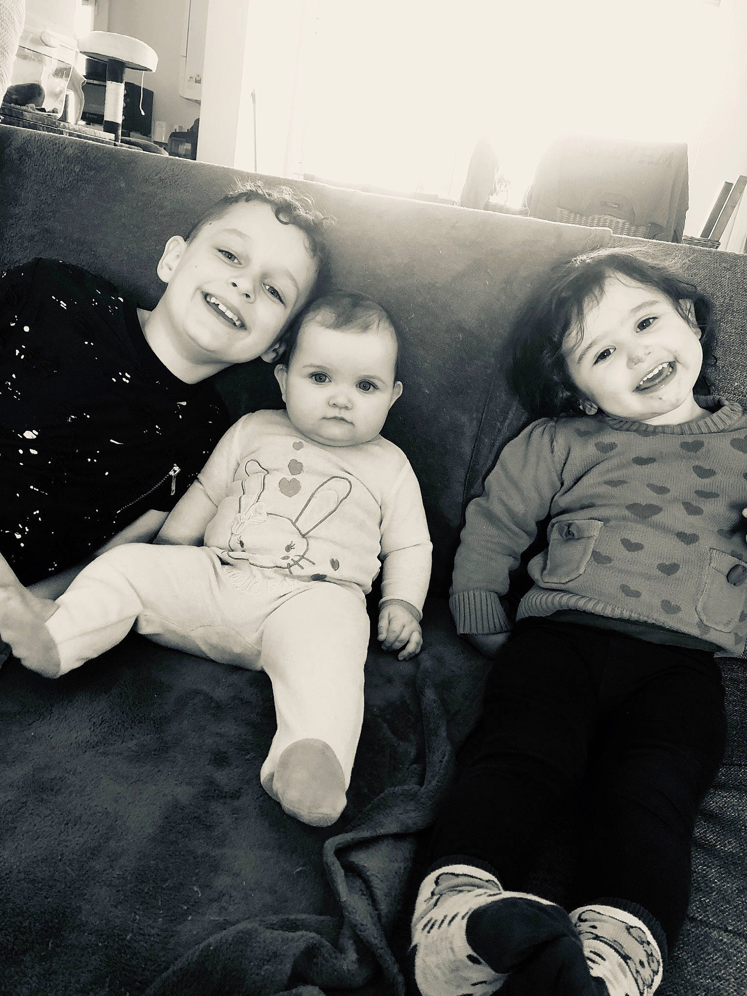 Naëlys a rejoint le concours — aidez-le/la à gagner de superbes lots ! baby, black, black_and_white, child, family, joy, monochrome, monochrome_photography, people, person, photograph, photography, room, sibling, sitting, smile, snapshot, style, toddler