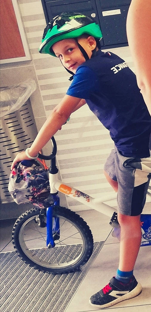 Marley participe au concours pour gagner de l'argent avec cette photo : automotive_tire, automotive_wheel_system, bicycle, bicycle_accessory, bicycle_part, bicycle_tire, bicycle_wheel, bmx_bike, cycling, flatland_bmx, freestyle_bmx, headwear, leg, person, recreation, sports_equipment, tire, unicycle, vehicle, wheel