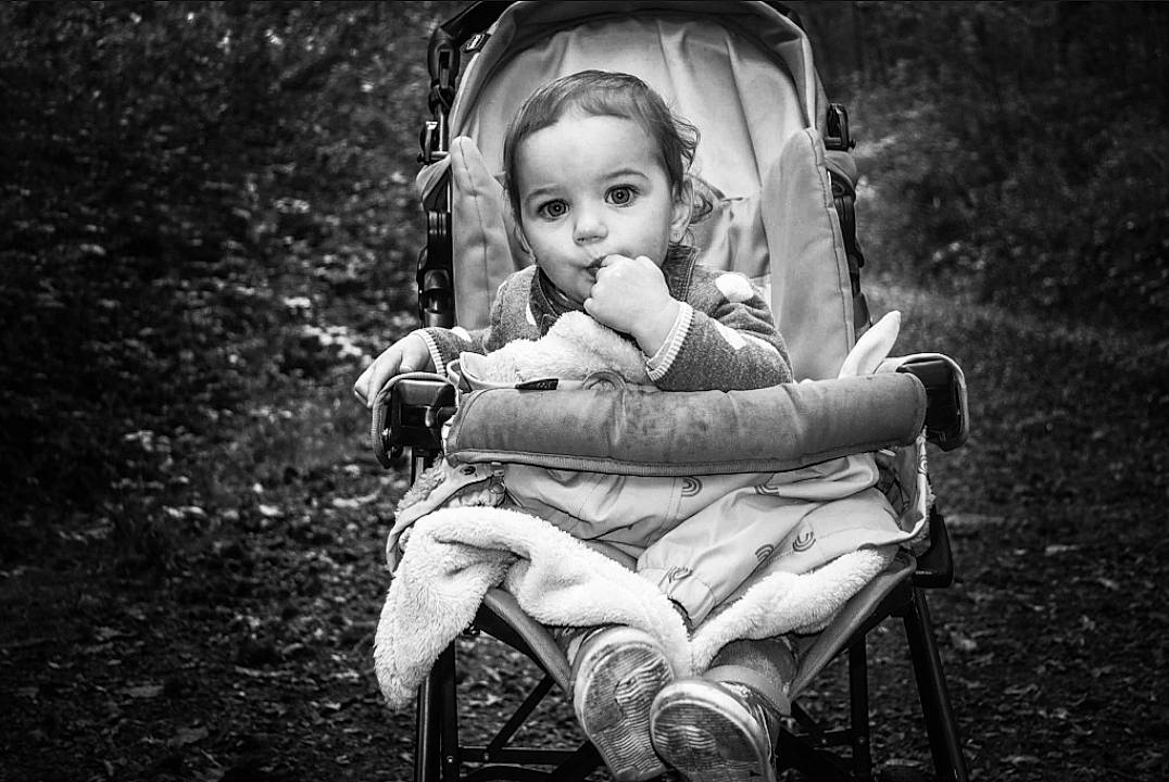 Emily participe au concours pour gagner de l'argent avec cette photo : baby, baby_carriage, black, black_and_white, comfort, dress, eye, flash_photography, grass, hand, happy, iris, monochrome, people_in_nature, person, photograph, plant, skin, style, toddler
