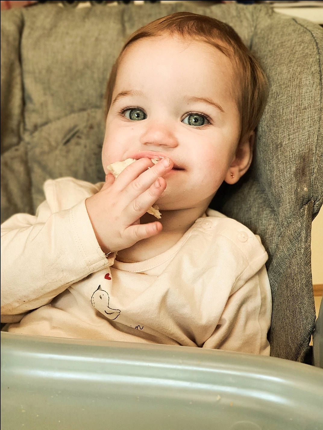 Emily a rejoint le concours — aidez-le/la à gagner de superbes lots ! arm, baby, baby_toddler_clothing, cheek, child, comfort, eyelash, facial_expression, finger, gesture, happy, lip, nose, people, person, sitting, skin, sleeve, tableware, thumb