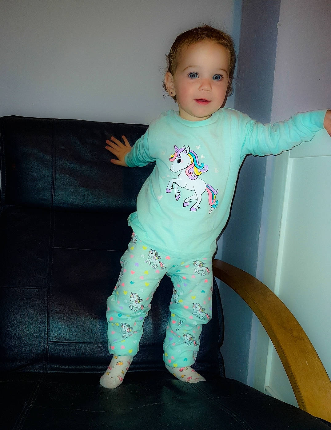 Emily a rejoint le concours — aidez-le/la à gagner de superbes lots ! arm, baby, baby_toddler_clothing, cheek, eye, face, finger, gesture, hair, happy, head, human_body, joint, leg, person, shoulder, skin, sleeve, smile, standing