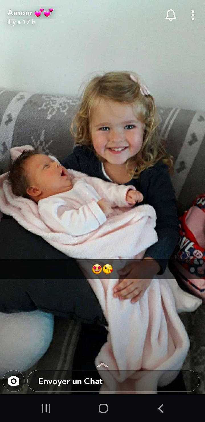 Salomé participe au concours pour gagner de l'argent avec cette photo : arm, baby, baby_products, birth, cheek, child, comfort, hug, joy, person, product, sibling, smile, toddler