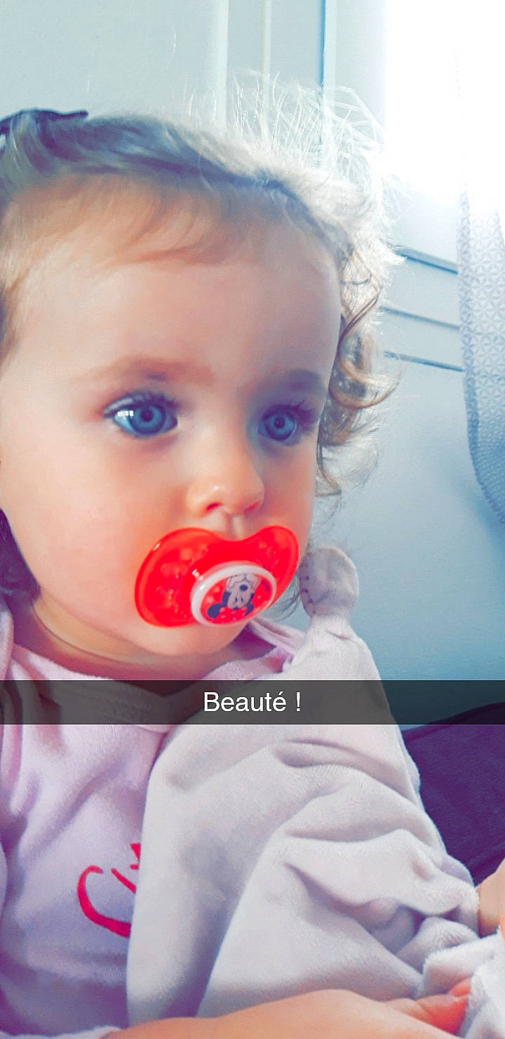 Salomé participe au concours pour gagner de l'argent avec cette photo : baby, cheek, child, close_up, eating, face, head, lip, mouth, nose, person, photography, smile, toddler