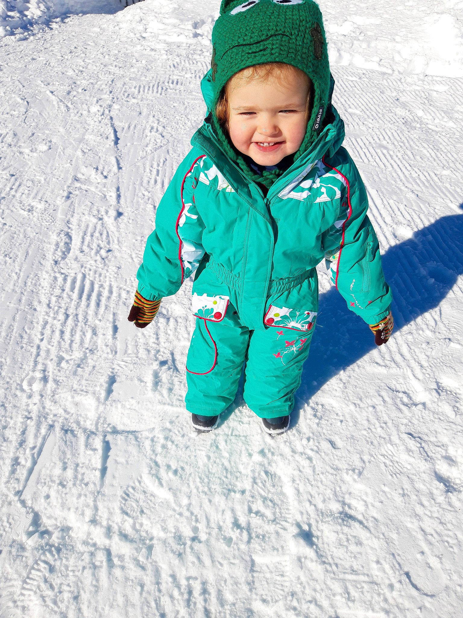 Salomé participe au concours pour gagner de l'argent avec cette photo : child, freezing, fun, geological_phenomenon, hood, hoodie, jacket, joy, outerwear, person, play, playing_in_the_snow, recreation, sleeve, smile, snow, toddler, vacation, winter