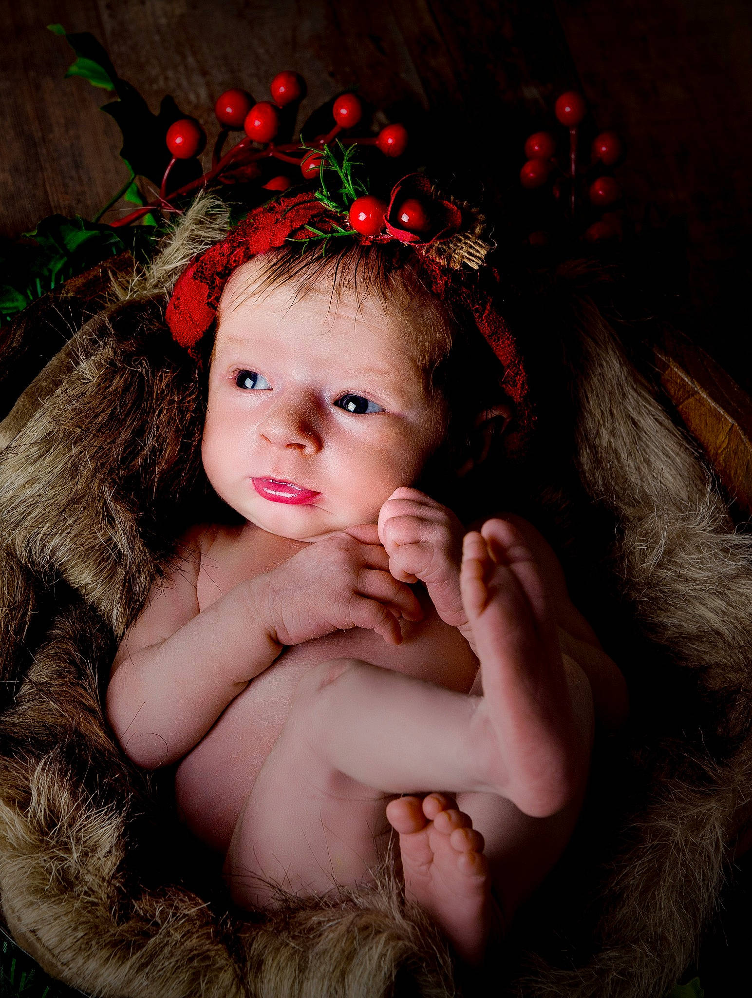 Carly a rejoint le concours — aidez-le/la à gagner de superbes lots ! chin, eye, eyebrow, eyelash, flash_photography, gesture, hair, happy, head, human_body, iris, lip, neck, outerwear, person, plant, skin, standing, textile, tree