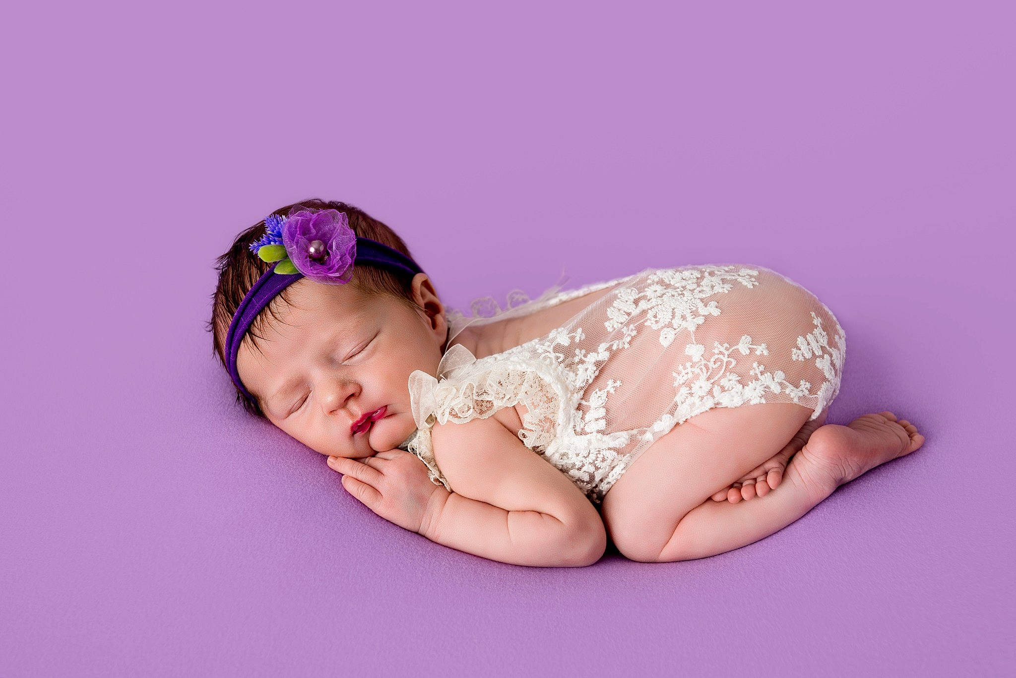 Carly a rejoint le concours — aidez-le/la à gagner de superbes lots ! baby, baby_toddler_clothing, child, fashion_accessory, flash_photography, foot, fun, hair_accessory, happy, headband, headgear, headpiece, human_leg, jewellery, magenta, pattern, person, portrait_photography, sitting, thigh