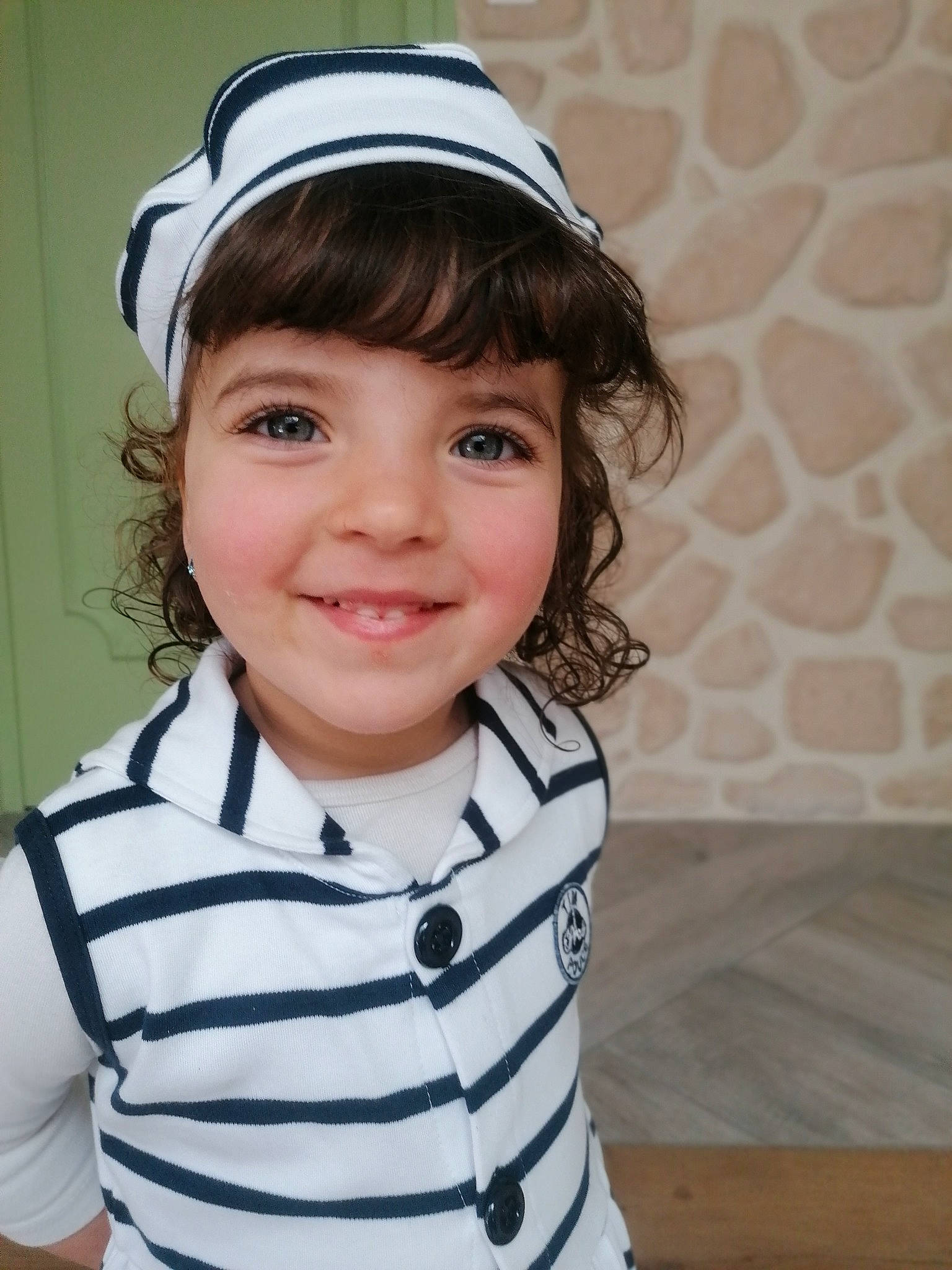 Ayline a rejoint le concours — aidez-le/la à gagner de superbes lots ! cap, cheek, chin, eyebrow, eyelash, face, facial_expression, flash_photography, forehead, hair, happy, hat, iris, joy, lip, neck, person, skin, sleeve, smile