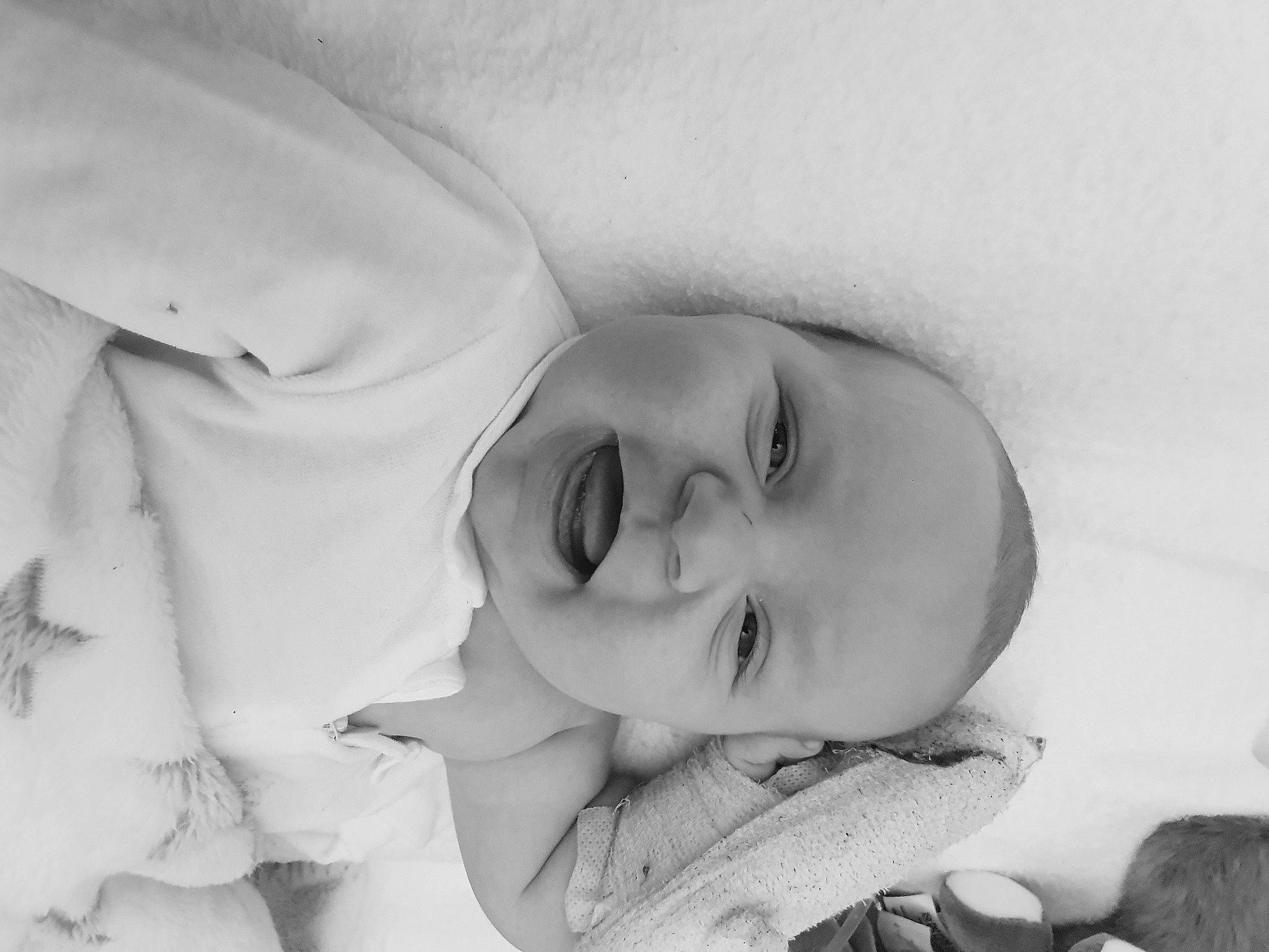 Owën participe au concours pour gagner de l'argent avec cette photo : baby, bedtime, cheek, child, comfort, eyelash, gesture, happy, human_body, laugh, linens, lip, monochrome, monochrome_photography, nose, person, portrait, portrait_photography, sleep, smile