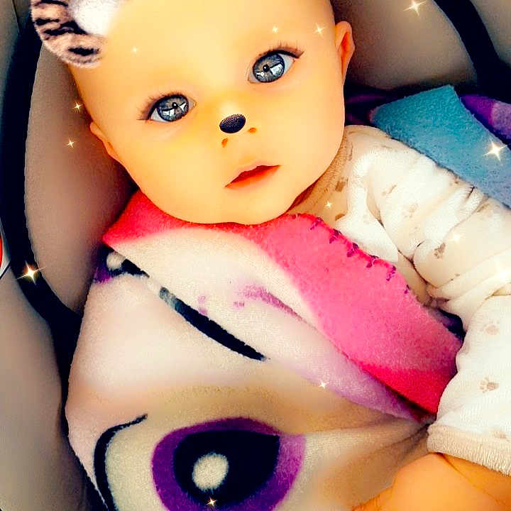 Selena a rejoint le concours — aidez-le/la à gagner de superbes lots ! audio_equipment, black_hair, carmine, cheek, chest, child, doll, eyebrow, eyelash, fashion_accessory, happy, lip, magenta, nail, pink, plastic, plush, skin, stuffed_toy, toy