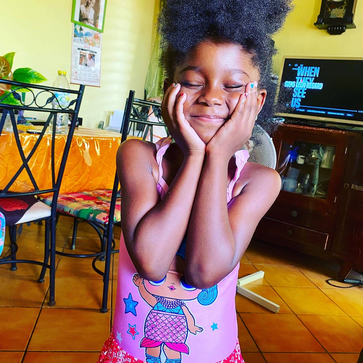 Miya a rejoint le concours — aidez-le/la à gagner de superbes lots ! afro, chest, child, finger, fun, gesture, happy, houseplant, jheri_curl, joy, leisure, person, plant, play, ringlet, s_curl, smile, snapshot, t_shirt, thigh