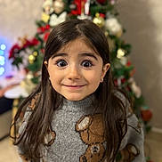 Camelia a rejoint le concours — aidez-le/la à gagner de superbes lots ! child, girl, smiling, sweater, teddy_bear, christmas_tree, holiday, indoor, portrait, long_hair, cute, festive, decorations, happy, face, young, person, winter_clothing, celebration, background_blur