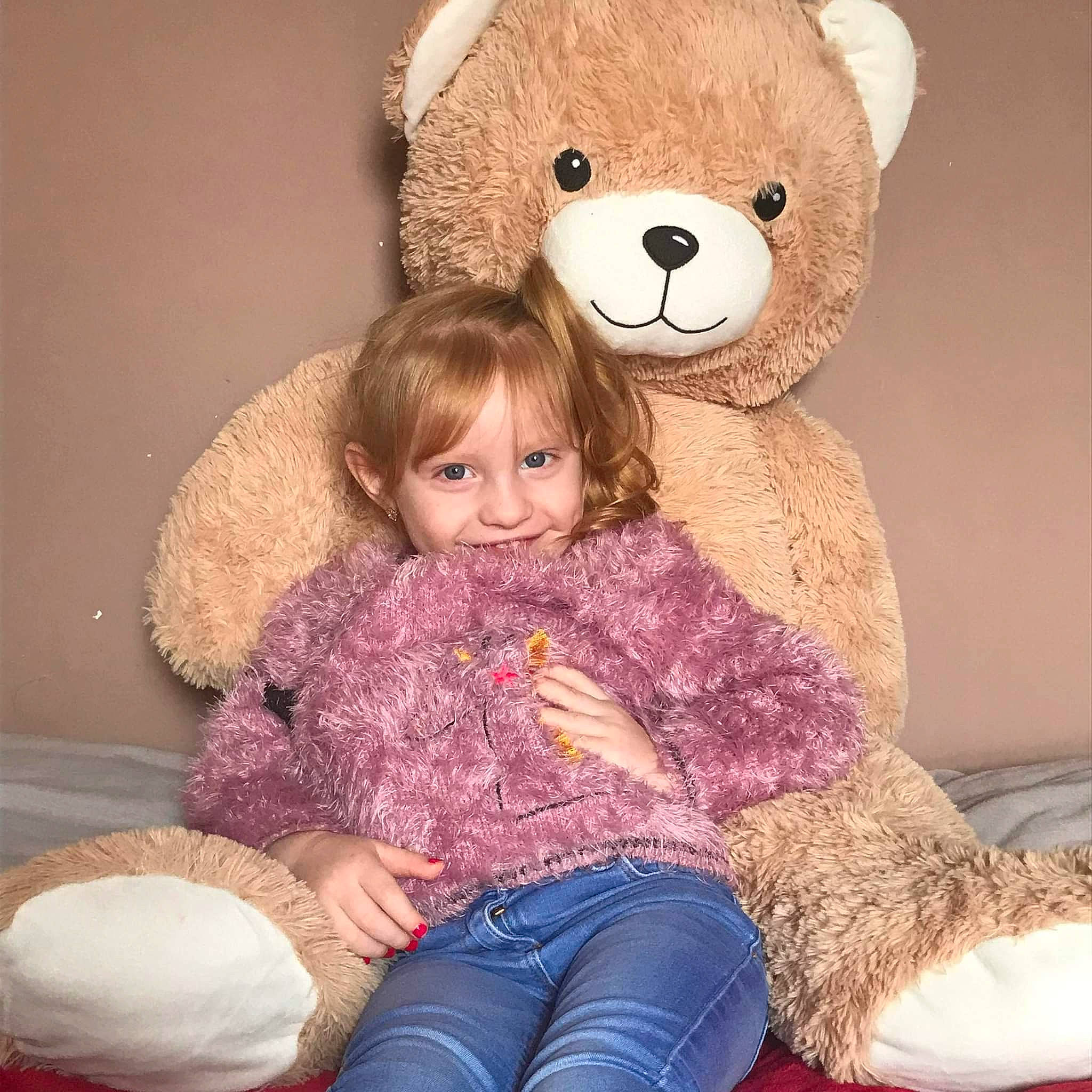 Maëlya a rejoint le concours — aidez-le/la à gagner de superbes lots ! baby_toddler_clothing, cheek, child, comfort, fur, happy, head, joy, lap, mammal, nose, organ, person, pink, sitting, skin, smile, teddy_bear, textile, toddler