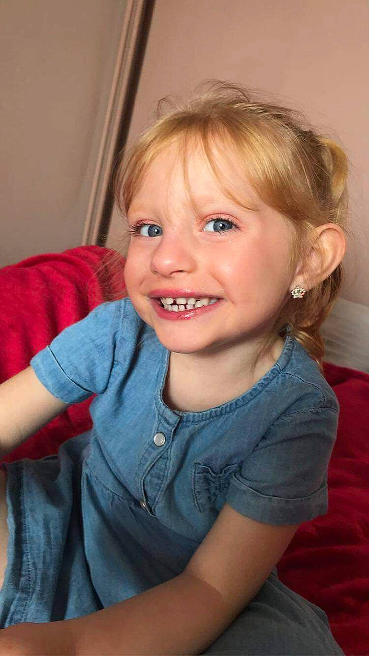 Maëlya participe au concours pour gagner de l'argent avec cette photo : arm, cheek, chin, ear, eye, eyebrow, eyelash, facial_expression, hair, human_body, iris, joy, lip, mouth, neck, nose, person, shoulder, skin, sleeve