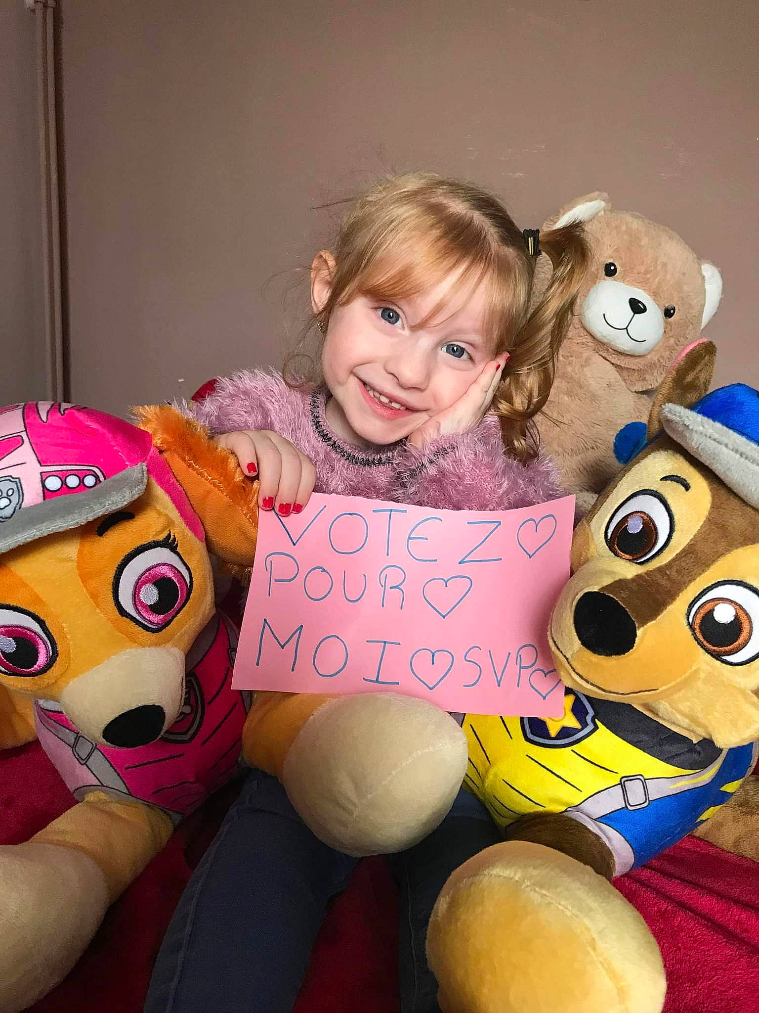 Maëlya participe au concours pour gagner de l'argent avec cette photo : baby_toddler_clothing, baby_toys, child, event, facial_expression, fun, happy, joy, mammal, people, person, pink, plush, smile, snapshot, stuffed_toy, teddy_bear, textile, toddler, toy