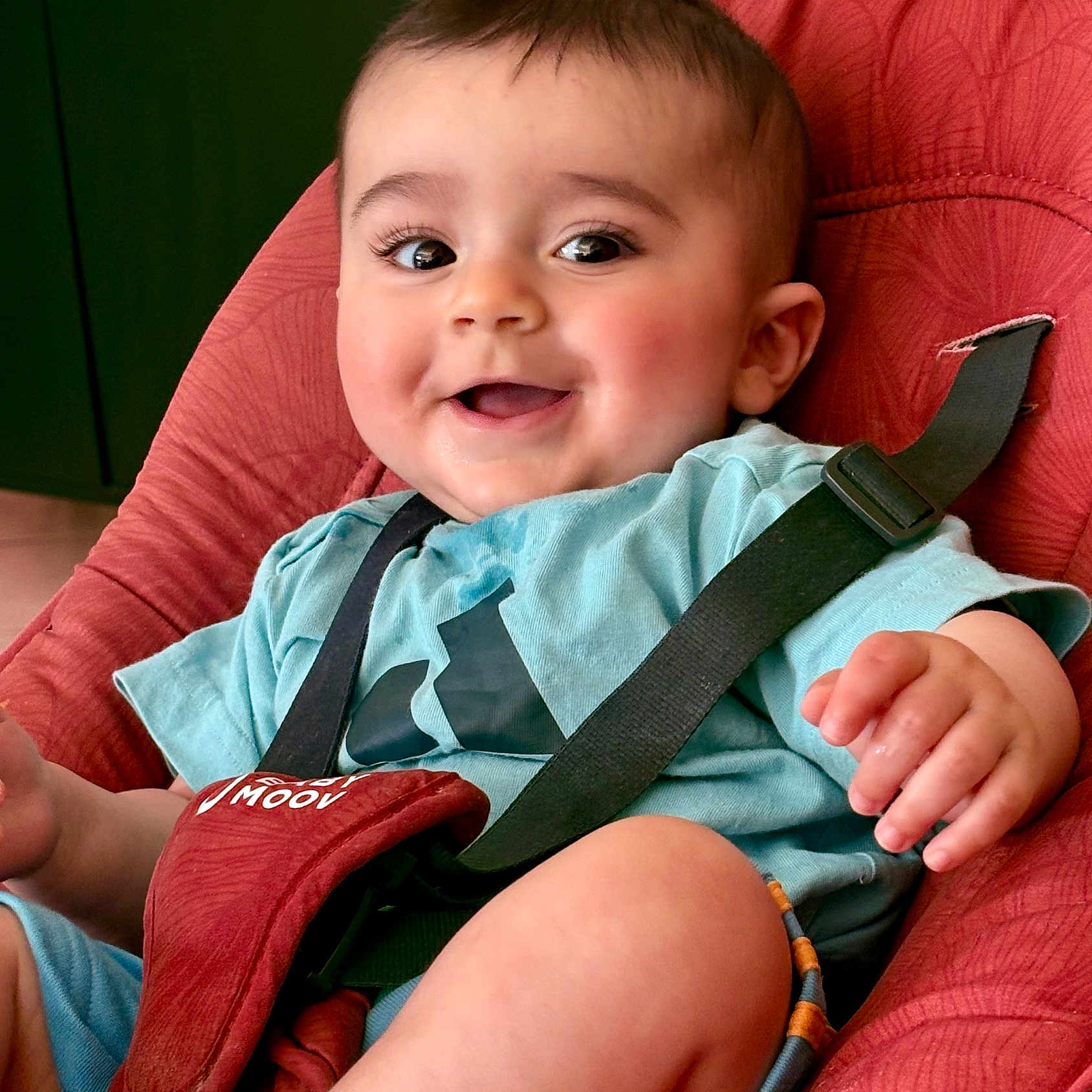 Andrea a rejoint le concours — aidez-le/la à gagner de superbes lots ! baby, baby_seat, blue, child, clothing, cute, eyes, face, fingers, hand, happy, indoor, infant, mouth, person, portrait, red, seatbelt, skin, smiling