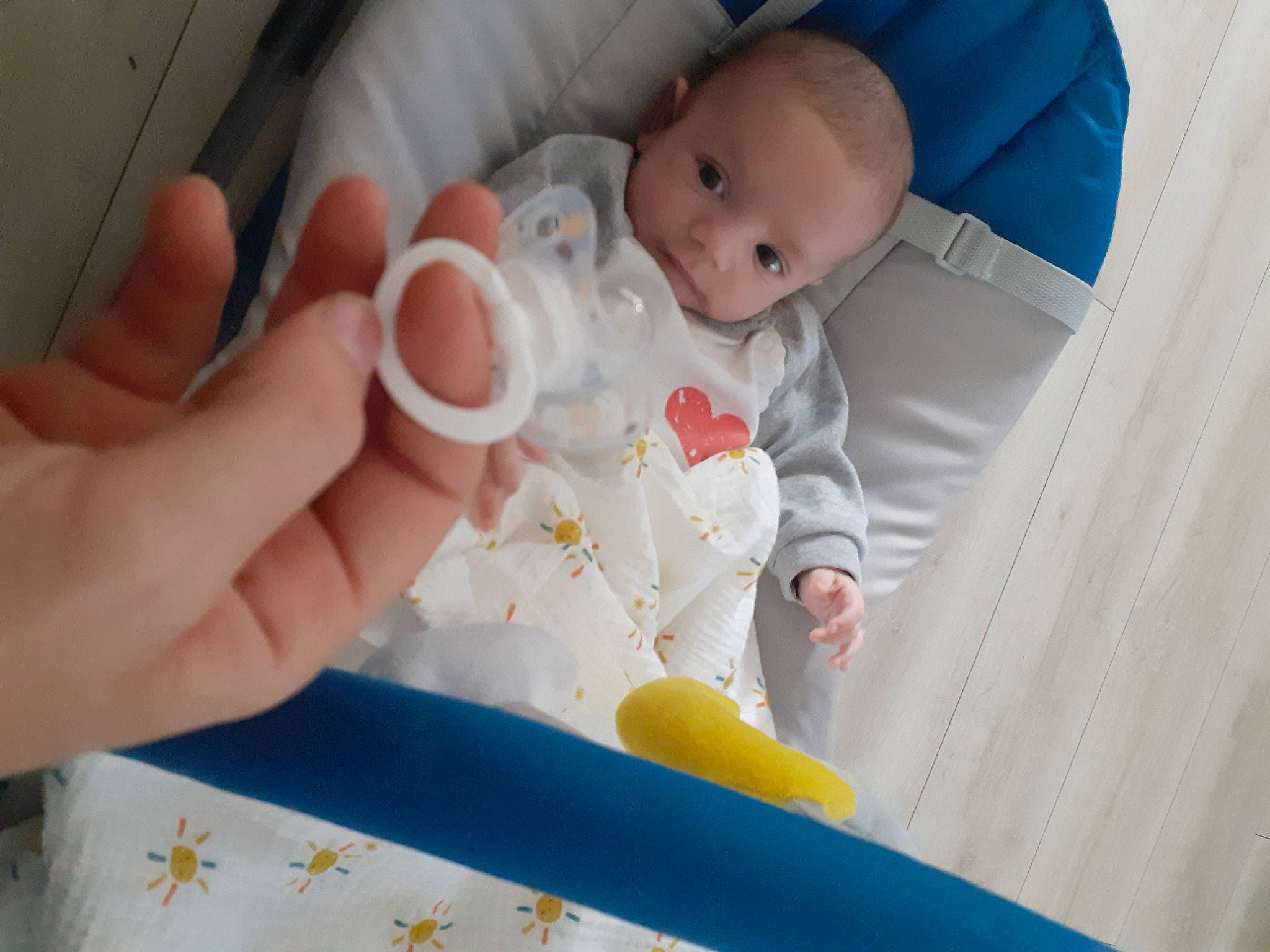 Vicenzo participe au concours pour gagner de l'argent avec cette photo : baby, baby_products, baby_safety, baby_toddler_clothing, child, comfort, drinkware, finger, hand, head, health_care, linens, nail, person, product, room, skin, tableware, thumb, toddler
