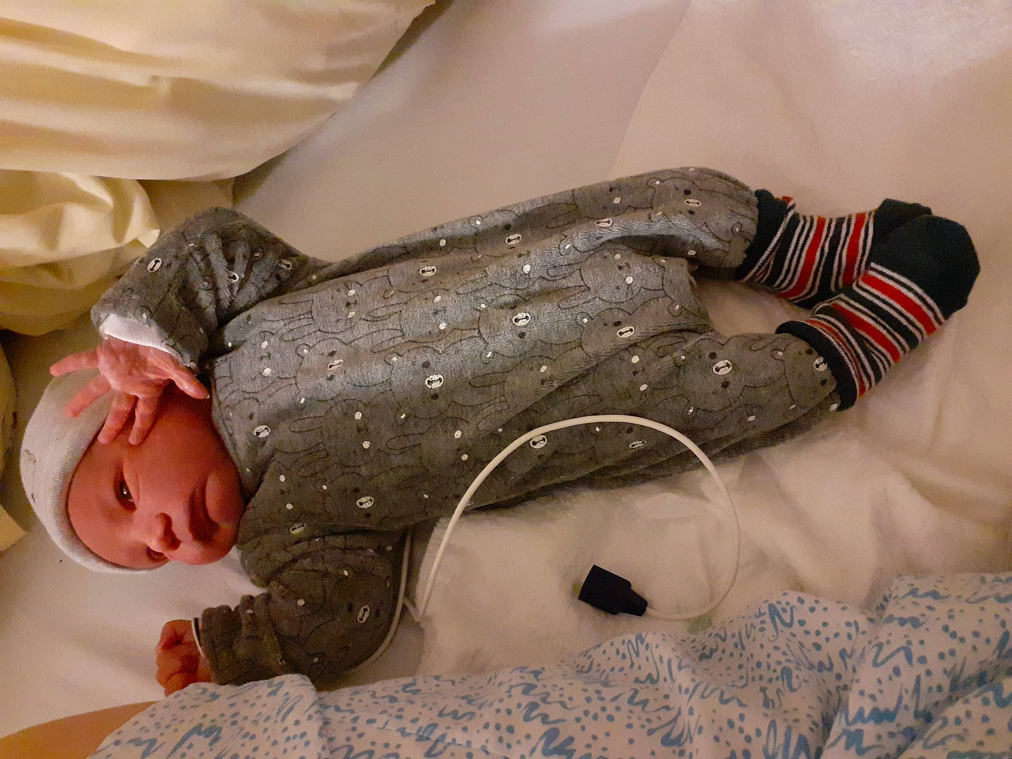 Vicenzo participe au concours pour gagner de l'argent avec cette photo : arm, baby, child, comfort, elbow, finger, gesture, hand, headgear, human_body, joint, leg, linens, mammal, pattern, person, skin, sleeve, textile, white