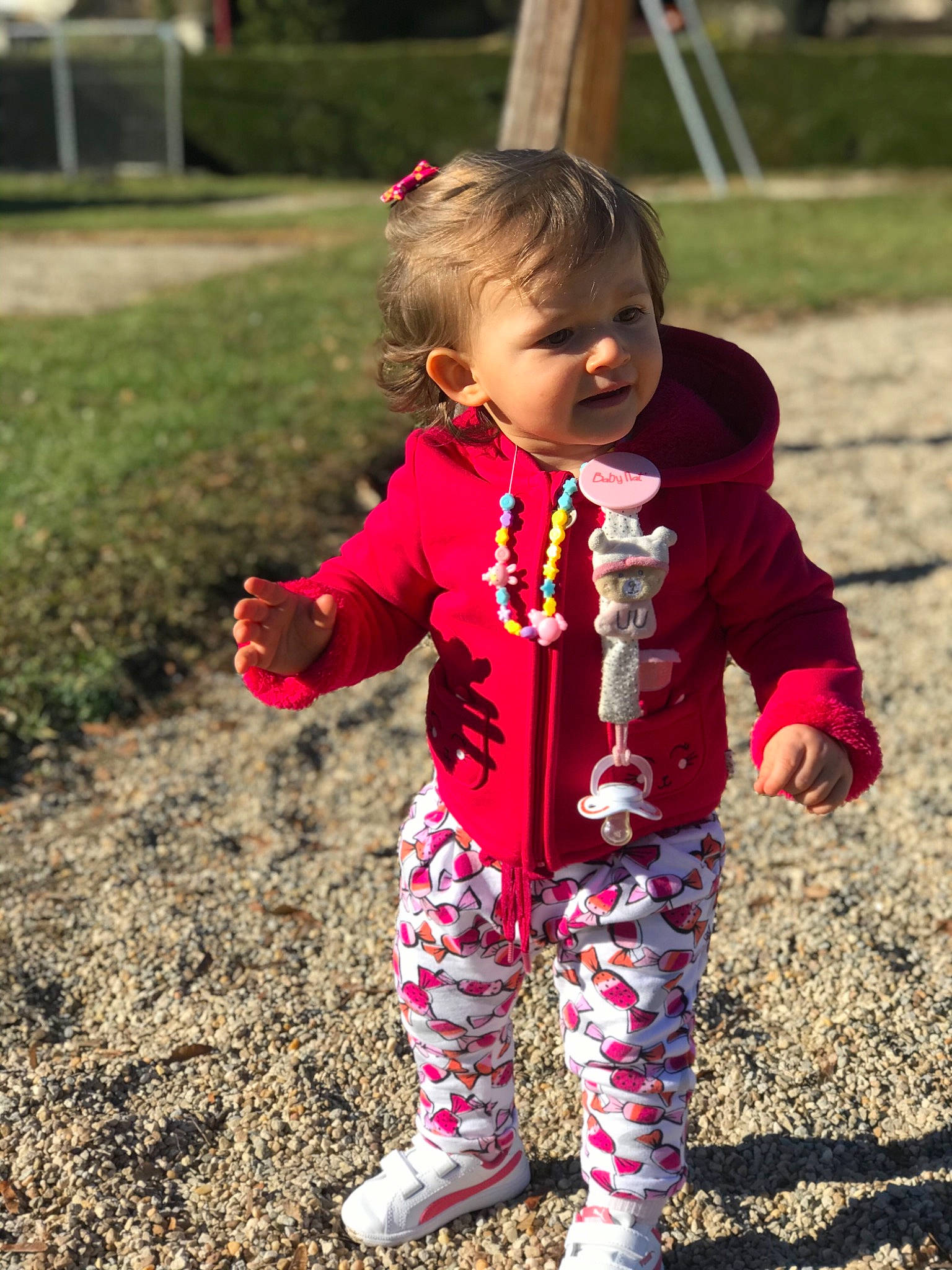 Alyss a rejoint le concours — aidez-le/la à gagner de superbes lots ! baby, baby_toddler_clothing, child, facial_expression, fun, grass, happy, magenta, pattern, people_in_nature, person, pink, plant, play, recreation, sitting, sleeve, smile, soil, toddler