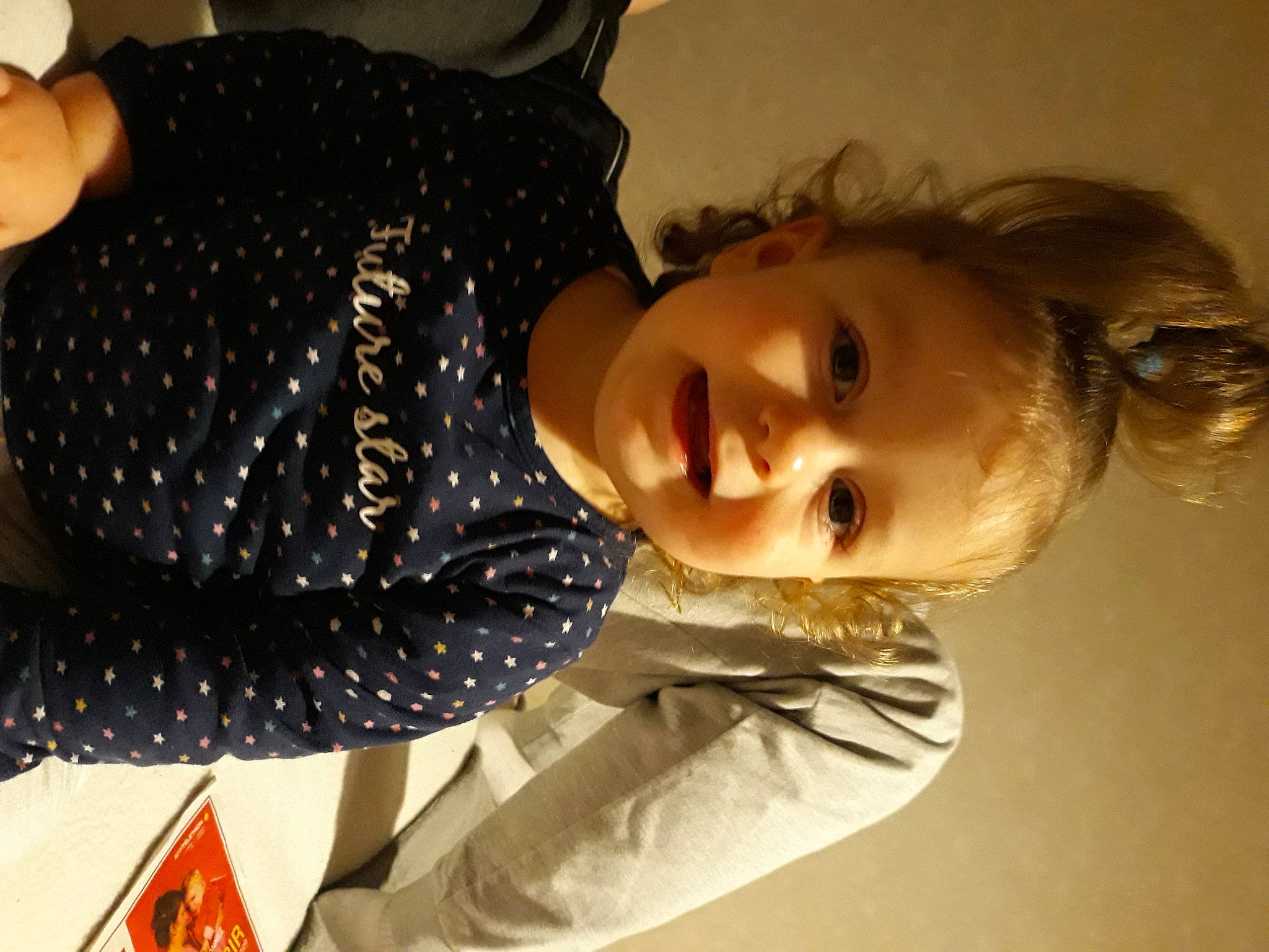 Ana-maria participe au concours pour gagner de l'argent avec cette photo : child, elbow, flash_photography, fun, gesture, hair, happy, human_body, pattern, person, portrait_photography, sitting, sleeve, smile, toddler, wrist