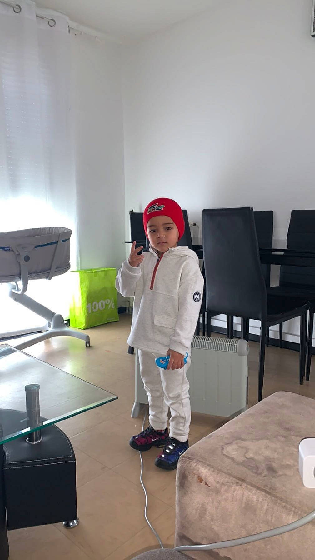 Ayden a rejoint le concours — aidez-le/la à gagner de superbes lots ! audio_equipment, bag, boot, chair, child, comfort, floor, flooring, hardwood, hat, headwear, home_appliance, interior_design, jacket, luggage_and_bags, machine, person, personal_protective_equipment, product, room