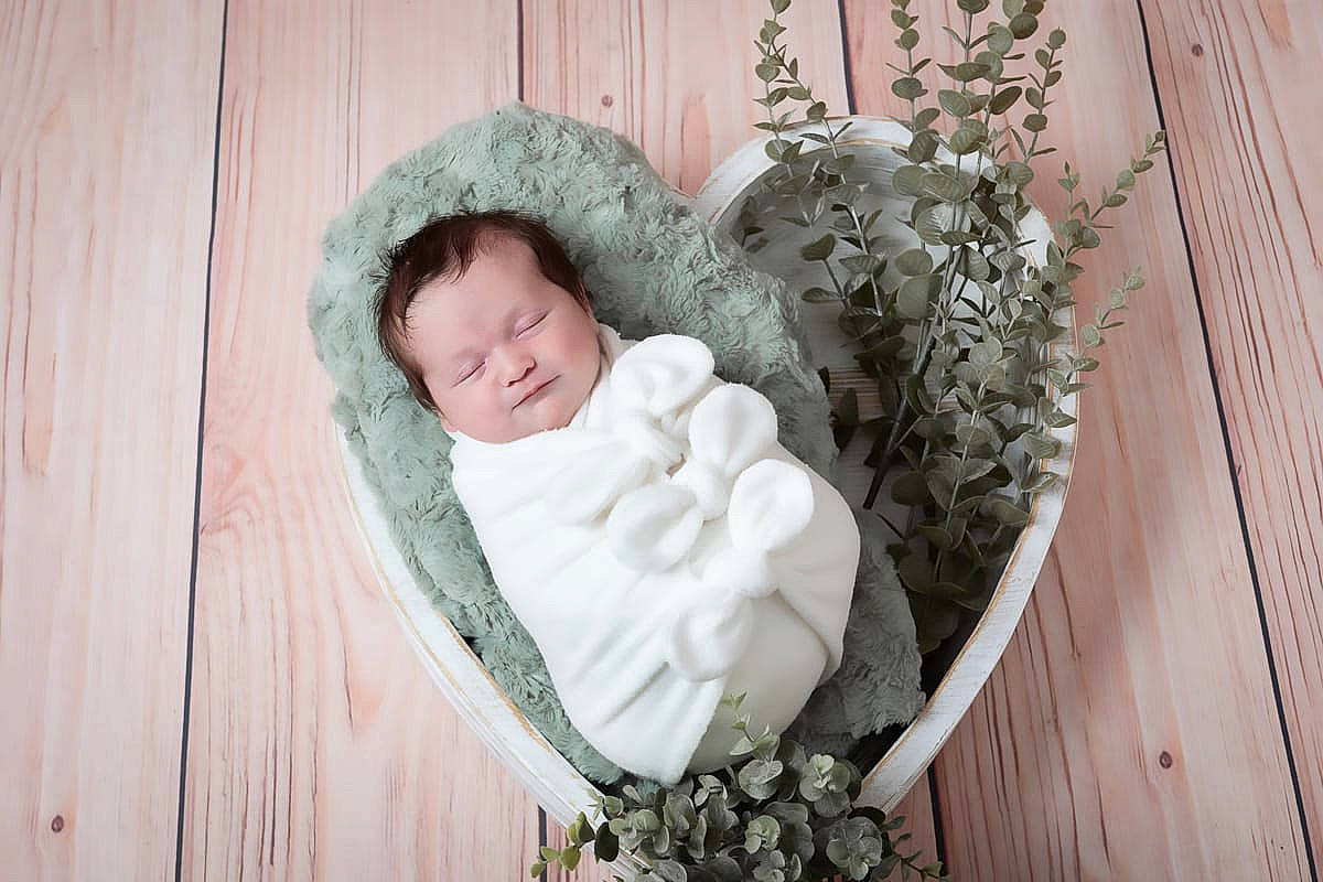 Thaïs participe au concours pour gagner de l'argent avec cette photo : baby, baby_products, baby_sleeping, baby_toddler_clothing, child, comfort, fashion_accessory, grass, happy, linens, pattern, person, portrait_photography, room, sitting, toddler, twig, winter, wood, wool