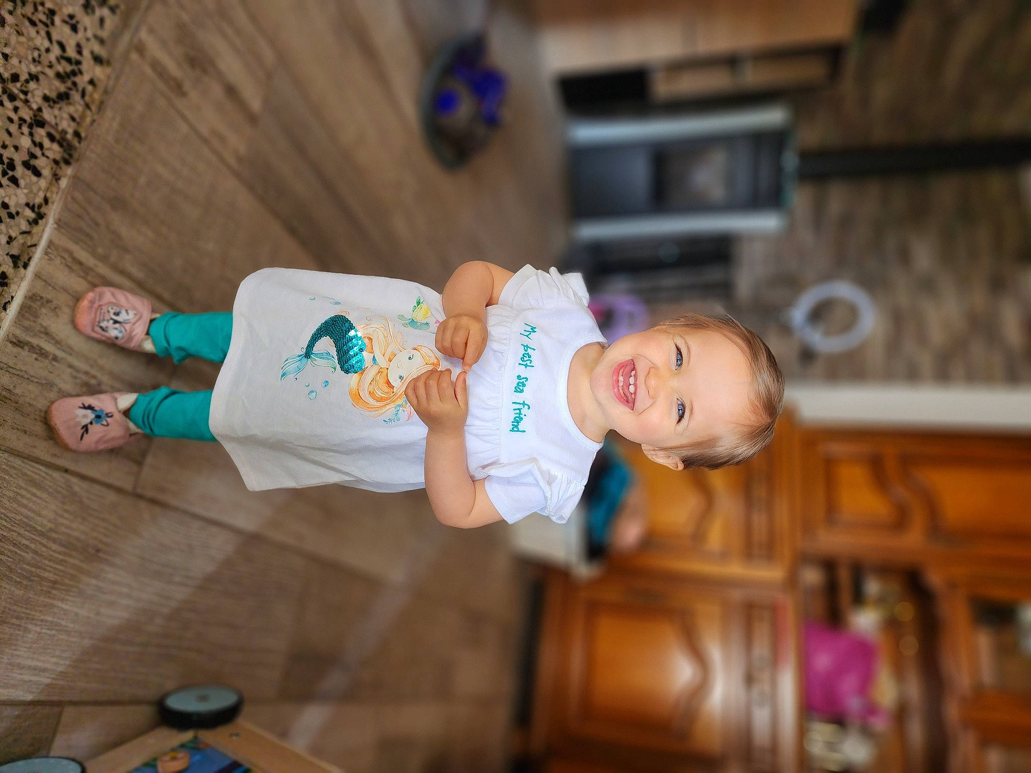 Thaïs a rejoint le concours — aidez-le/la à gagner de superbes lots ! baby, baby_toddler_clothing, child, event, flooring, fun, happy, hardwood, hat, joy, leisure, mobile_phone, person, room, sitting, sleeve, smile, sock, toddler, water_bottle