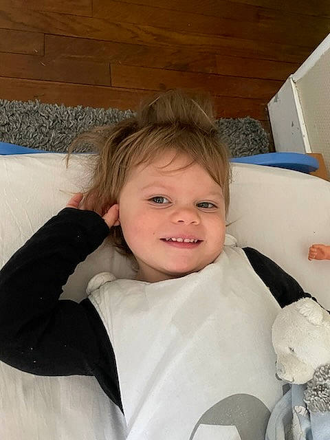 Noémie a rejoint le concours — aidez-le/la à gagner de superbes lots ! blond, chair, cheek, child, comfort, eye, eyelash, formal_wear, fun, fur, hair, happy, joy, linens, person, room, sitting, sleeve, smile, toddler