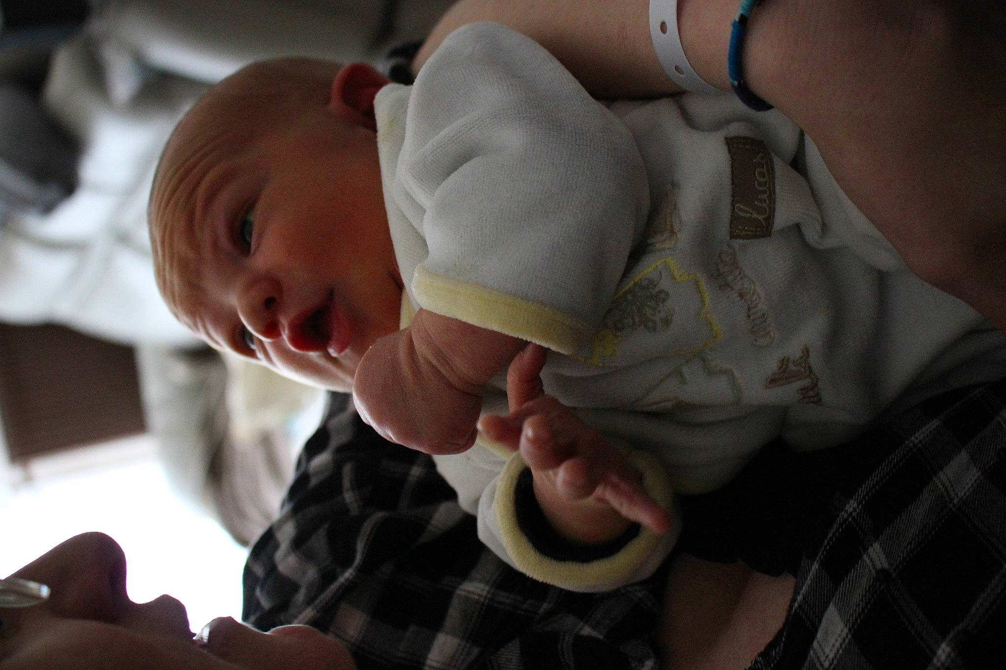 Lucas a rejoint le concours — aidez-le/la à gagner de superbes lots ! baby, baby_toddler_clothing, cheek, child, comfort, ear, elbow, finger, gesture, hand, happy, mouth, nail, nose, pattern, person, plaid, skin, tartan, thumb