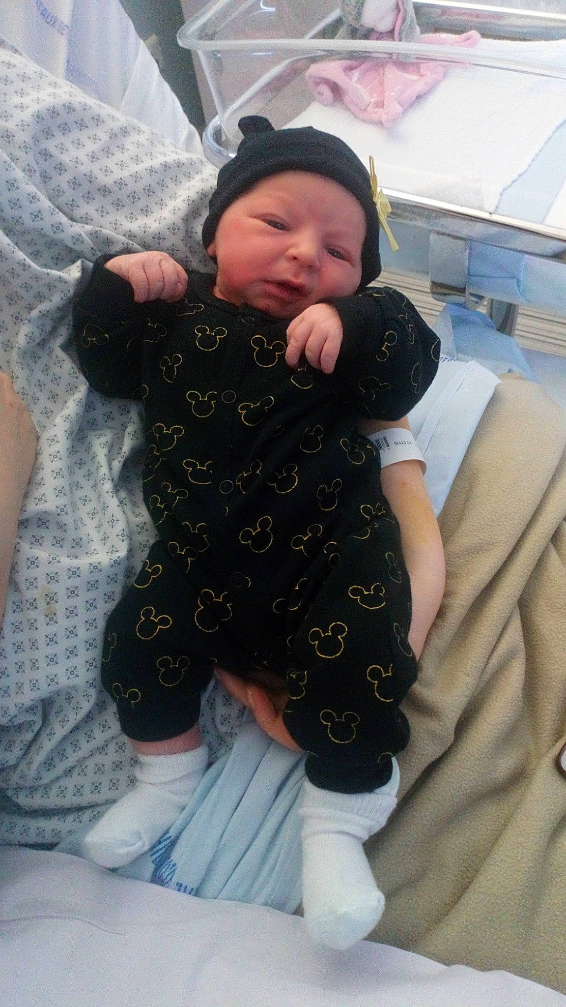 Lou participe au concours pour gagner de l'argent avec cette photo : arm, baby, cheek, child, person, toddler