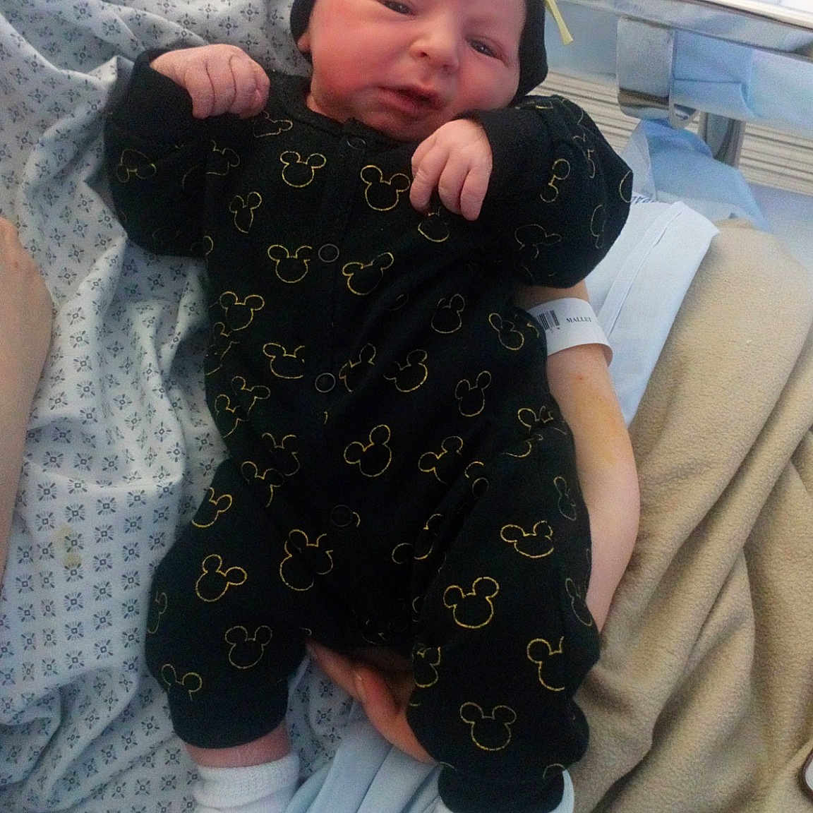 Lou participe au concours pour gagner de l'argent avec cette photo : arm, baby, cheek, child, person, toddler