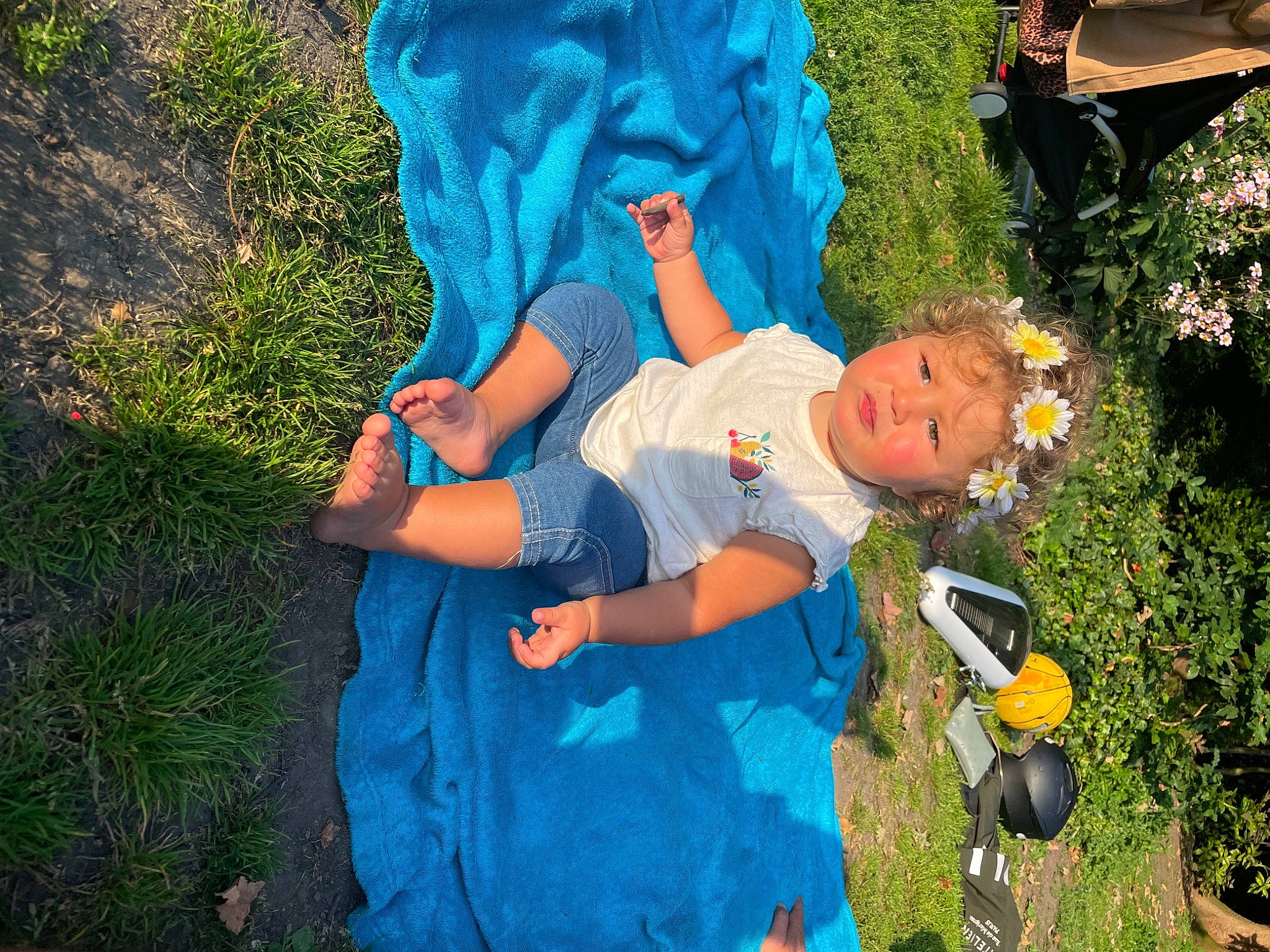 Nora participe au concours pour gagner de l'argent avec cette photo : baby, blue, child, electric_blue, event, fun, garden, grass, grass_family, happy, hat, lawn, leisure, nature, people_in_nature, person, plant, recreation, sitting, t_shirt