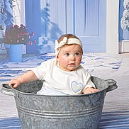 Hanae participe au concours pour gagner de l'argent avec cette photo : baby, child, tub, metal_tub, headband, blue_background, flower_pot, indoor, curious, sitting, white_shirt, heart_patch, portrait, infant, cute, decor, floor, hands, looking, studio_photo