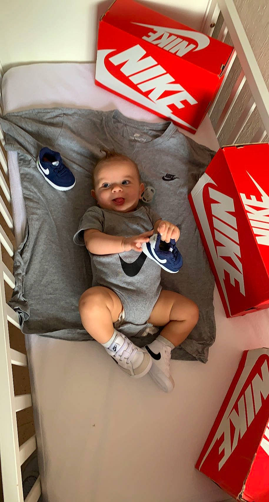 Milann participe au concours pour gagner de l'argent avec cette photo : advertising, auto_part, automotive_design, automotive_exterior, automotive_tire, automotive_wheel_system, carbonated_soft_drinks, carmine, drink, fun, human_leg, knee, logo, motor_vehicle, person, personal_protective_equipment, shorts, t_shirt, thigh, tire