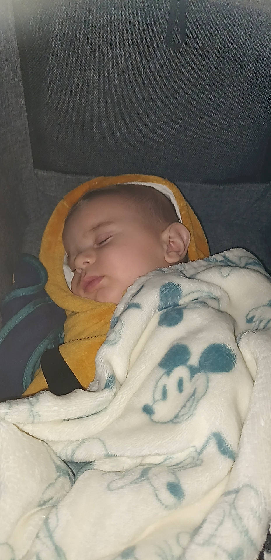 Milann participe au concours pour gagner de l'argent avec cette photo : baby, baby_products, baby_sleeping, baby_toddler_clothing, bedding, bedtime, cheek, child, chin, comfort, eye, eyebrow, face, infant_bed, linens, nap, person, sitting, skin, sleep