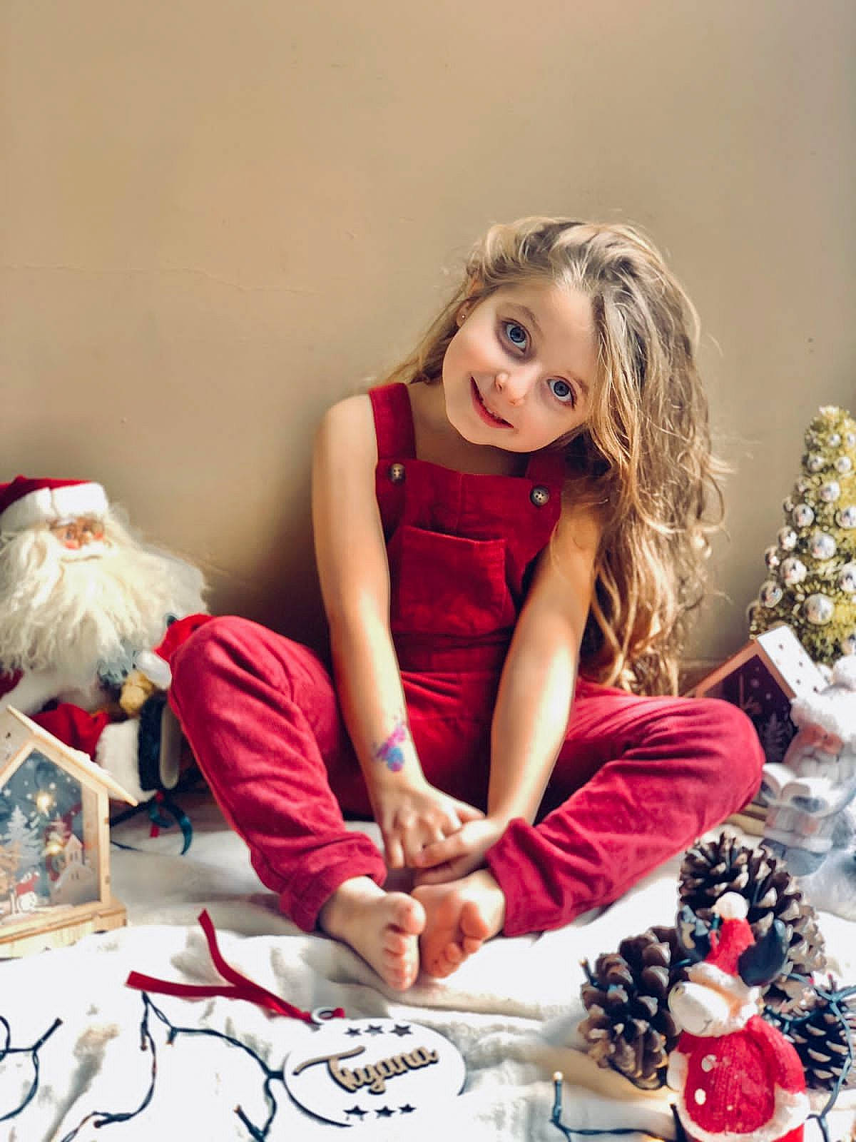 Tiyana participe au concours pour gagner de l'argent avec cette photo : arm, blond, brown_hair, carmine, christmas, christmas_decoration, christmas_eve, dress, event, fashion_accessory, fashion_design, formal_wear, happy, holiday, human_leg, jewellery, joy, ornament, person, sitting