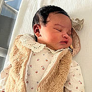 Aïana a rejoint le concours — aidez-le/la à gagner de superbes lots ! baby, blanket, clothing, crib, cute, face, floral, hand, hospital_bracelet, human, indoors, infant, newborn, pacifier, peaceful, portrait, resting, sleeping, soft, vest