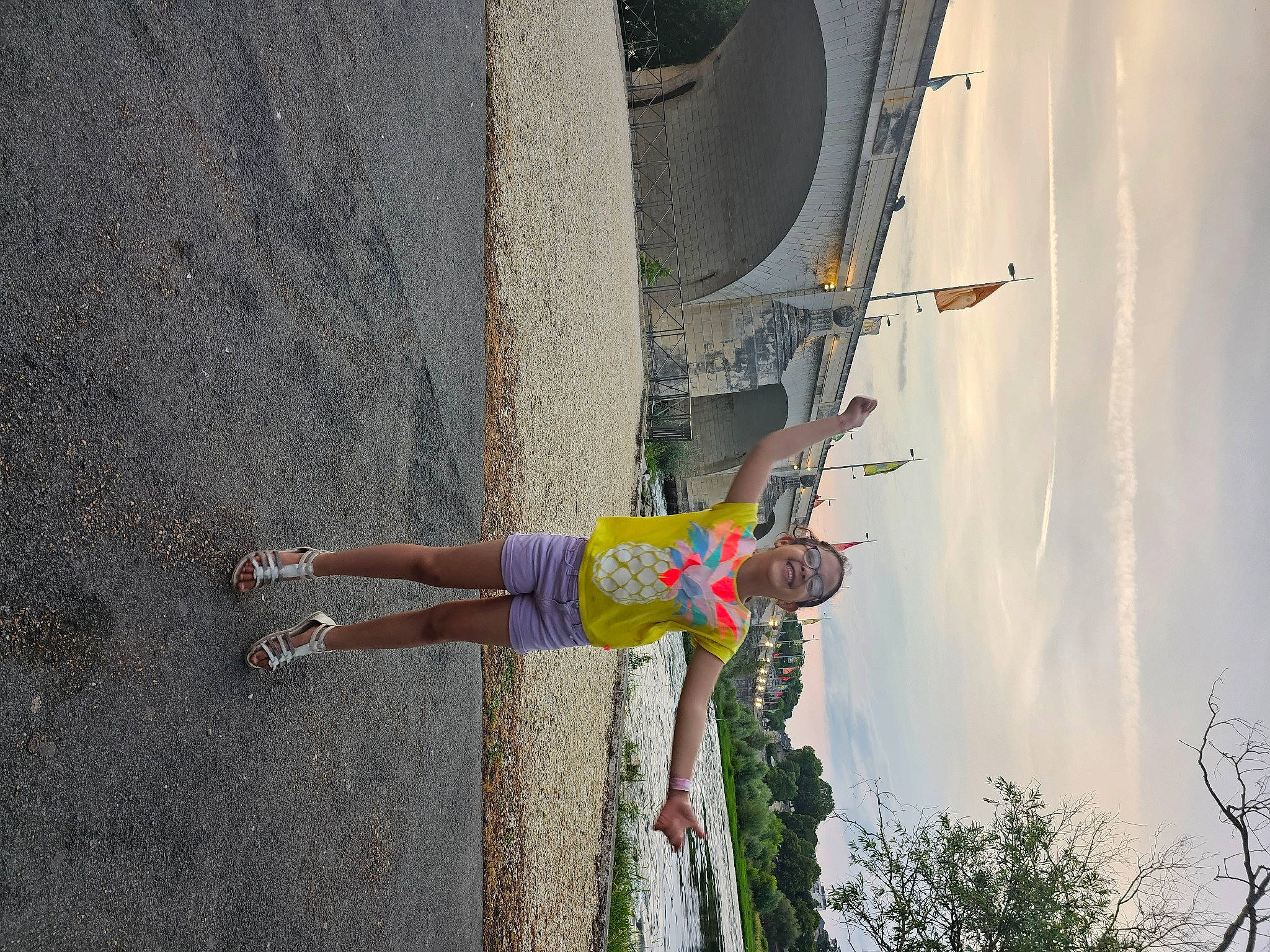 Lina participe au concours pour gagner de l'argent avec cette photo : adventure, asphalt, automotive_exterior, automotive_tire, cloud, concrete, facade, fun, human_leg, joy, leg, line, person, plant, recreation, road_surface, sky, thigh, tire, tree